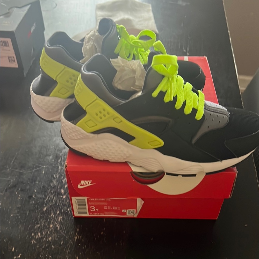 Nike Black and Green Presto